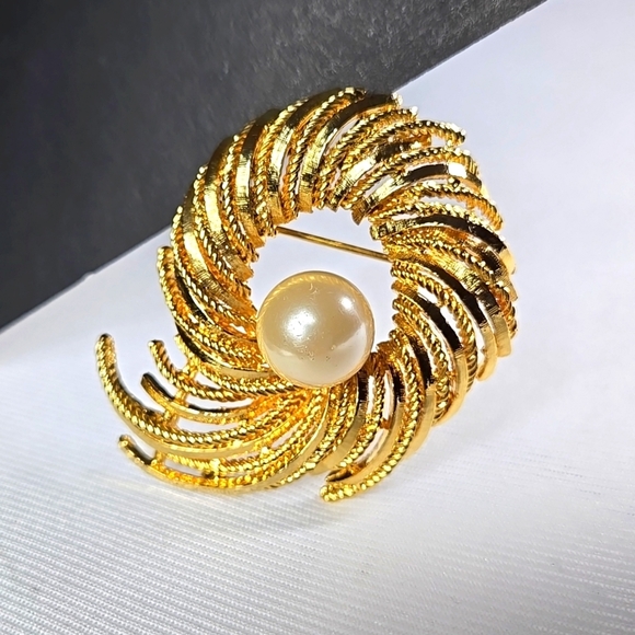 Elegant Gold Swirl Brooch with Pearl Accent - Picture 4 of 17
